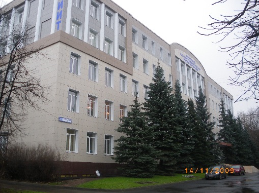 Московский государственный институт индустрии транспорта. На фасаде керамогранит, колонны выполнены из алюминиевых композитных панелей Алюминстрой