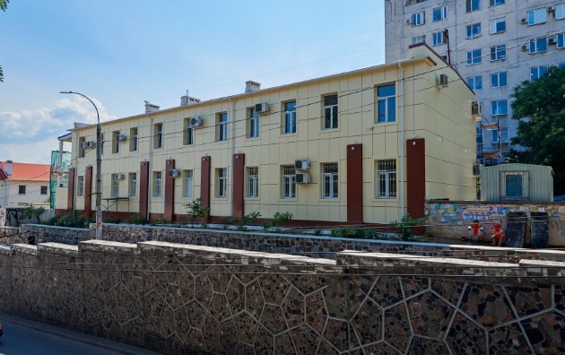 В рамках сотрудничества между Правительством Москвы и Правительством Севастополя выполняются капитальный ремонт Центра крови, как и других учреждений здравоохранения Севастополя. На фасаде алюминиевые композитные панели Алюминстрой.