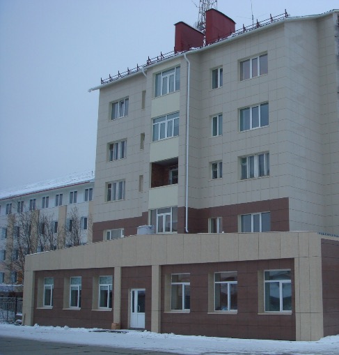 Жилой дом в г.Усинск. Облицовка фасада здания керамогранитом и алюминиевым композитным материалом