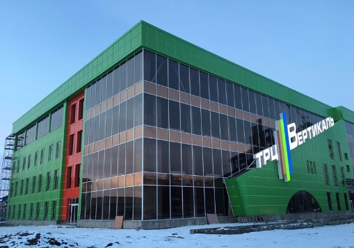 Заканчивается монтаж фасада из алюминиевых композитных панелей ТРЦ Вертикаль в городе Владикавказ по улице Московской 14